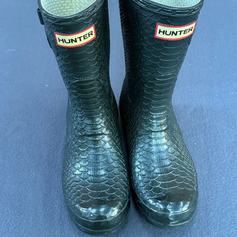 Hunter Carnaby Boa Short Rain Boots Womens 6 Black Snakeskin Embossed Rubber